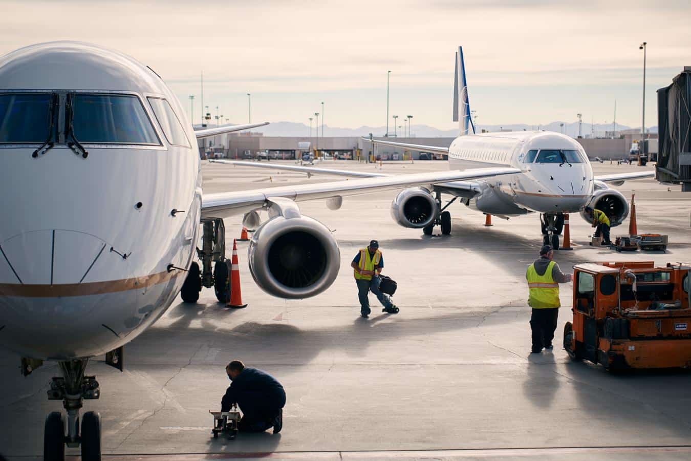 delta boeing 717 and airbus a220